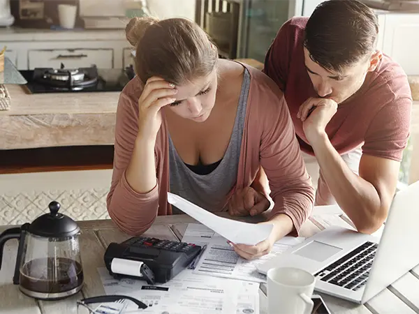 Zadłużone mieszkanie własnościowe — jak sprzedać i co dzieje się z długiem?