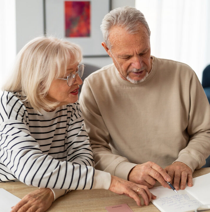 para seniorów czytająca dokumenty