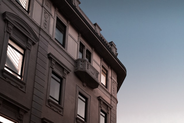 Sprzedaż mieszkania otrzymanego w spadku – formalności i ryzyka